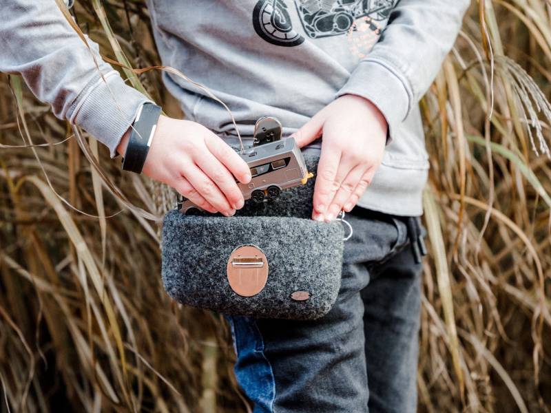 Meitaschi Gefilzte Gürteltasche in Dunkelgrau Mit Karabinerhaken Und Steckverschluss von meiTaschi