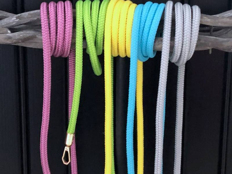 Taschengurte Mit Dezenten, Goldfarbenen Karabinern Aus Segelseil Ein Bunter Farbmix Für Handtaschen Oder Handys von meiTaschi