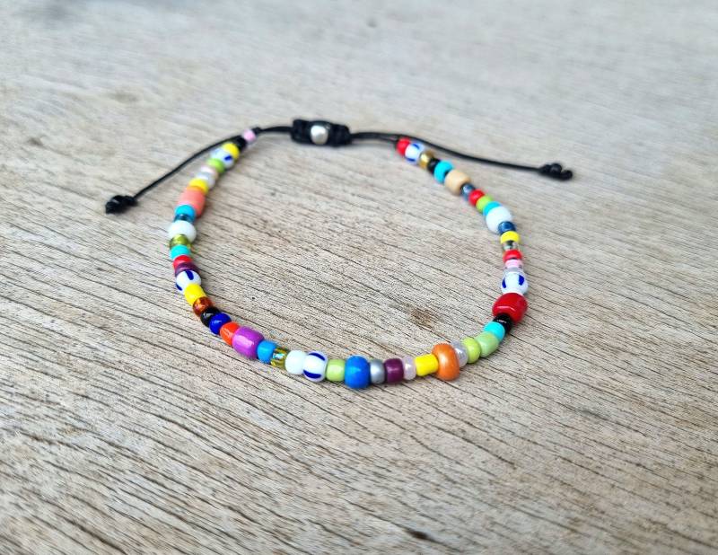 Buntes Perlenarmband Mit Makramee-Verschluss Unisex Buntes Perlenarmband Mit Makramee-Verschluss Unisex von meinHerzstueckDesign