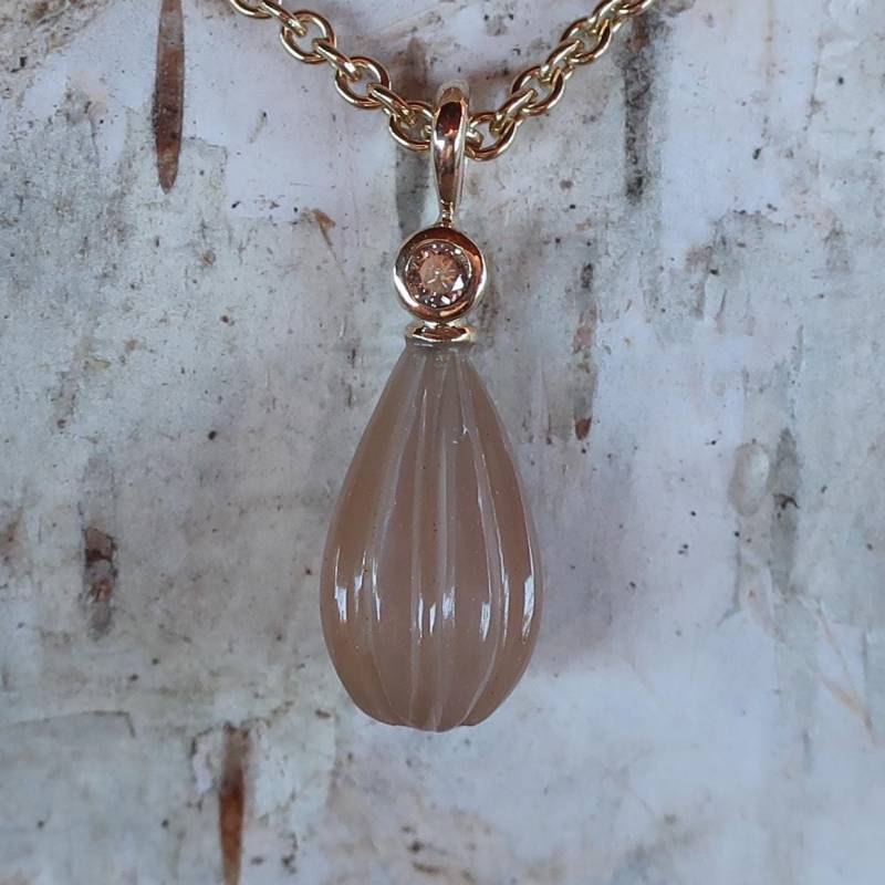 585 Gold Anhänger Mit Graviertem Mondstein Und Chamagner Brillant 0, 03 Ct Unikat Goldschmiedearbeit von meinWerkk