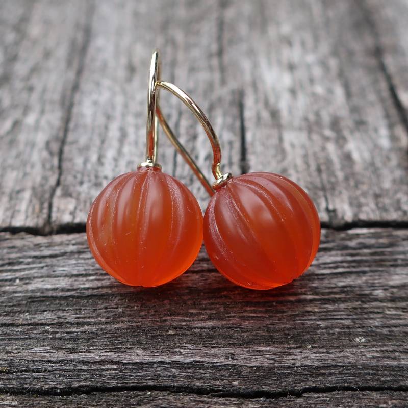 585 Gold Ohrhänger Karneol Matte Gravierte Kugel 10 Mm Unikat Goldschmiedearbeit Meisterarbeit von meinWerkk