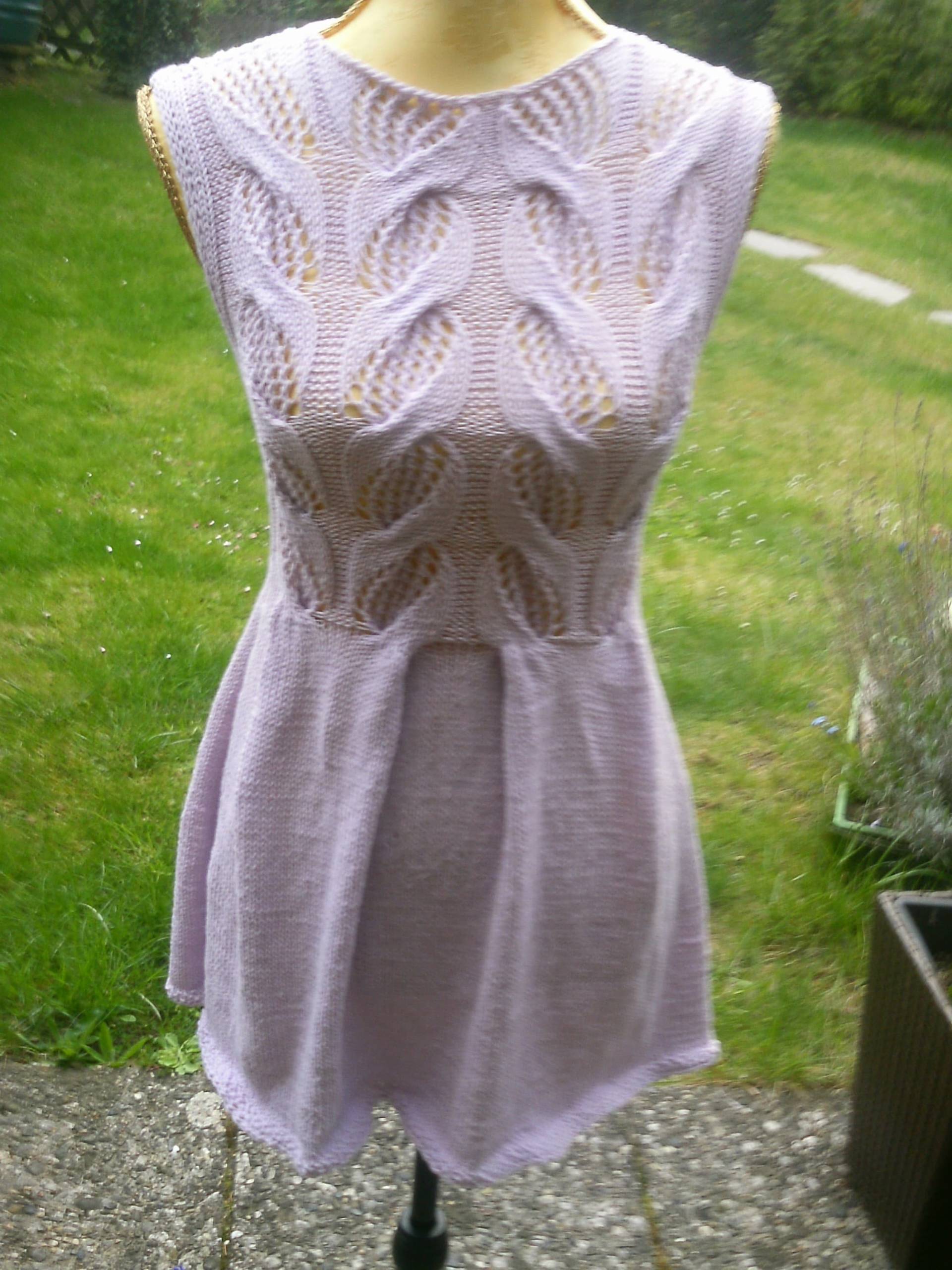 Hell-Lila Strick-Kleid/Tunika, Mit Ajour-Zöpfen, Kleid, Tunika, Strickkleid, Handarbeit, Gr. 36-38, S, Uk 10-12, Us 8-10 von meineStrickerei