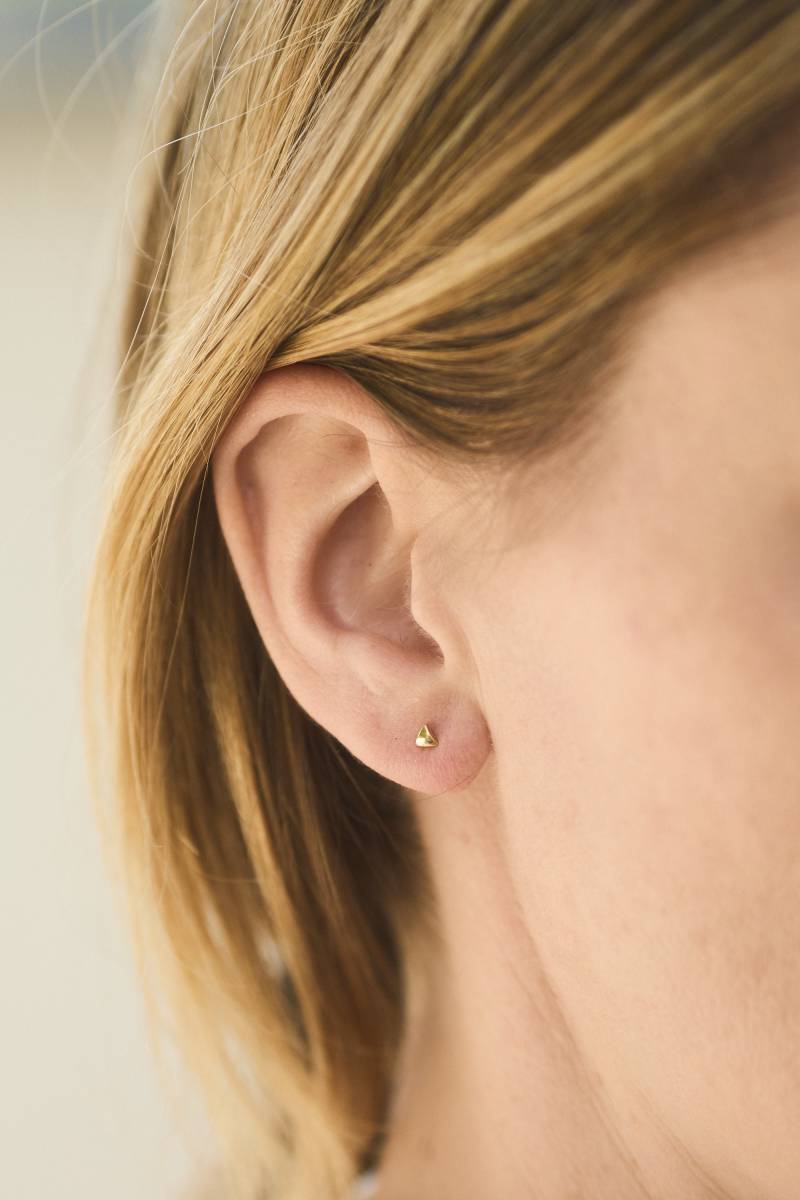 Ein Paar Mini Studs Goldene Dreiecksstecker Ohrringe Dreieck Ohrstecker Stecker Ohrschmuck Triangle in Gold Minimal von meineketten