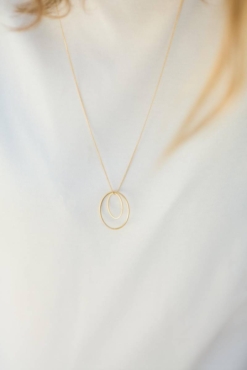 Kreis Circle Lange Kette Mit Einem Ovalen Anhänger Oval Minimal Architekt Gold Goldkette Kreiskette Ringkette von meineketten