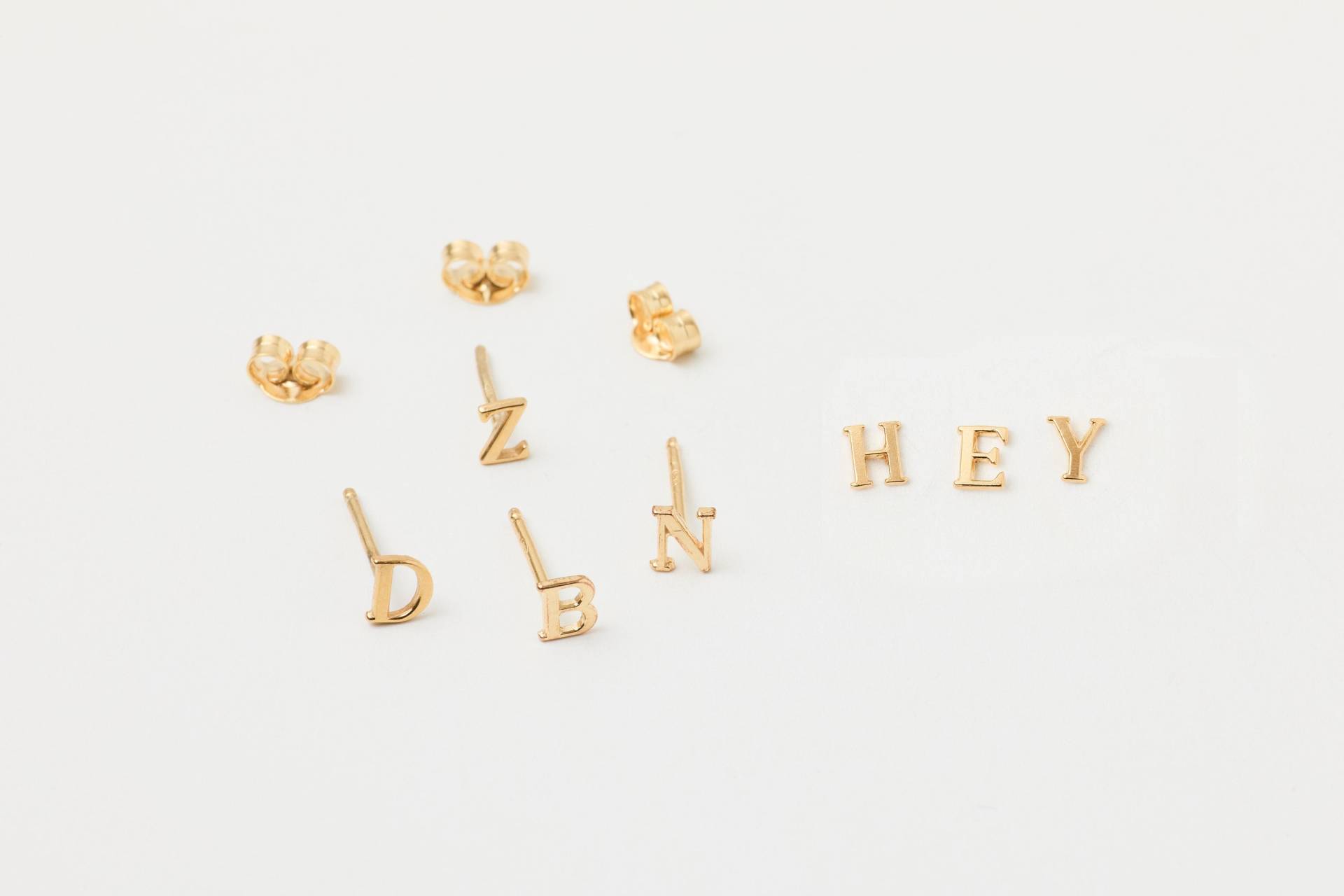 Mini Buchstabenstecker Ohrstecker Initialien Buchstabe Goldene Oder Silberne Winzige Ohrschmuck Buchstabenschmuck von meineketten