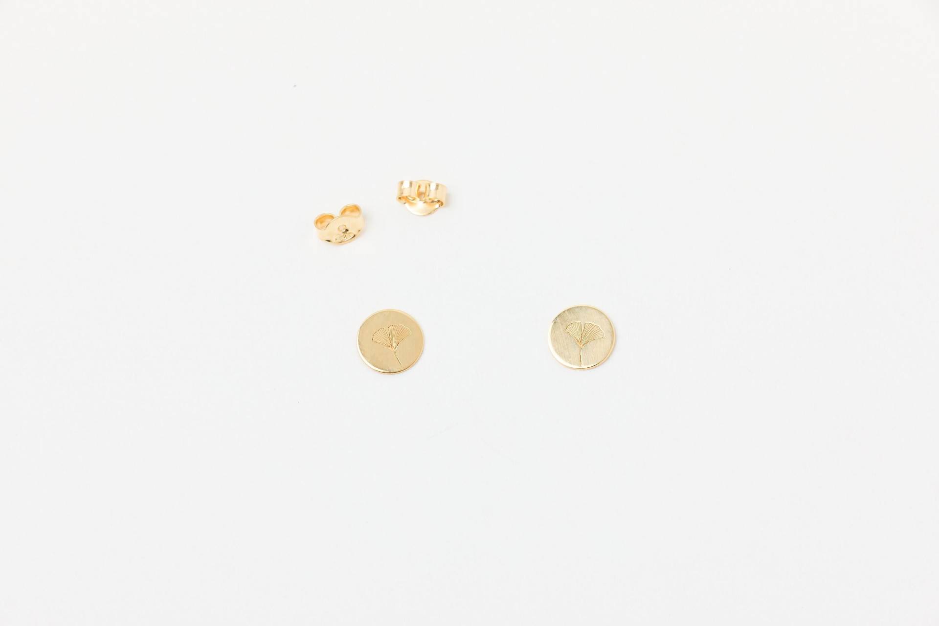Mini Dot Ohrstecker Plättchenohrstecker Winzige Goldene Studs Mit Gravur Blüte Blumengravur Gingko von meineketten