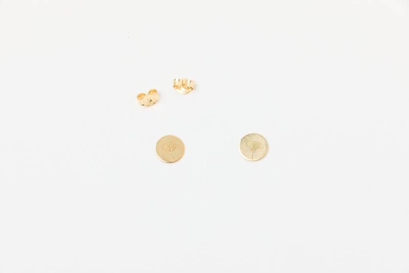 Mini Dot Ohrstecker Plättchenohrstecker Winzige Goldene Studs Mit Gravur Blüte Blumengravur Gingko von meineketten
