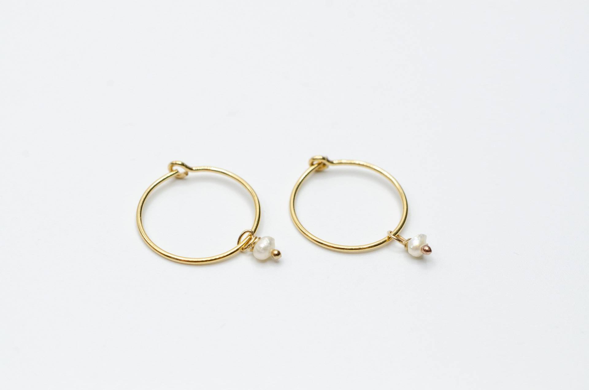 Sale 1 Paar Hoops Goldene Ohrringe Mit Kleiner Süßwasserperle Perlenohrringe Silberne Creolen Perle von meineketten