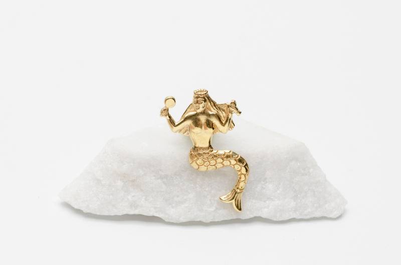 Unikat Winziger Pin Mini Brosche Meerjungfrau Mermaid Strand Sommer Sonne Goldener Mini-Pin von meineketten