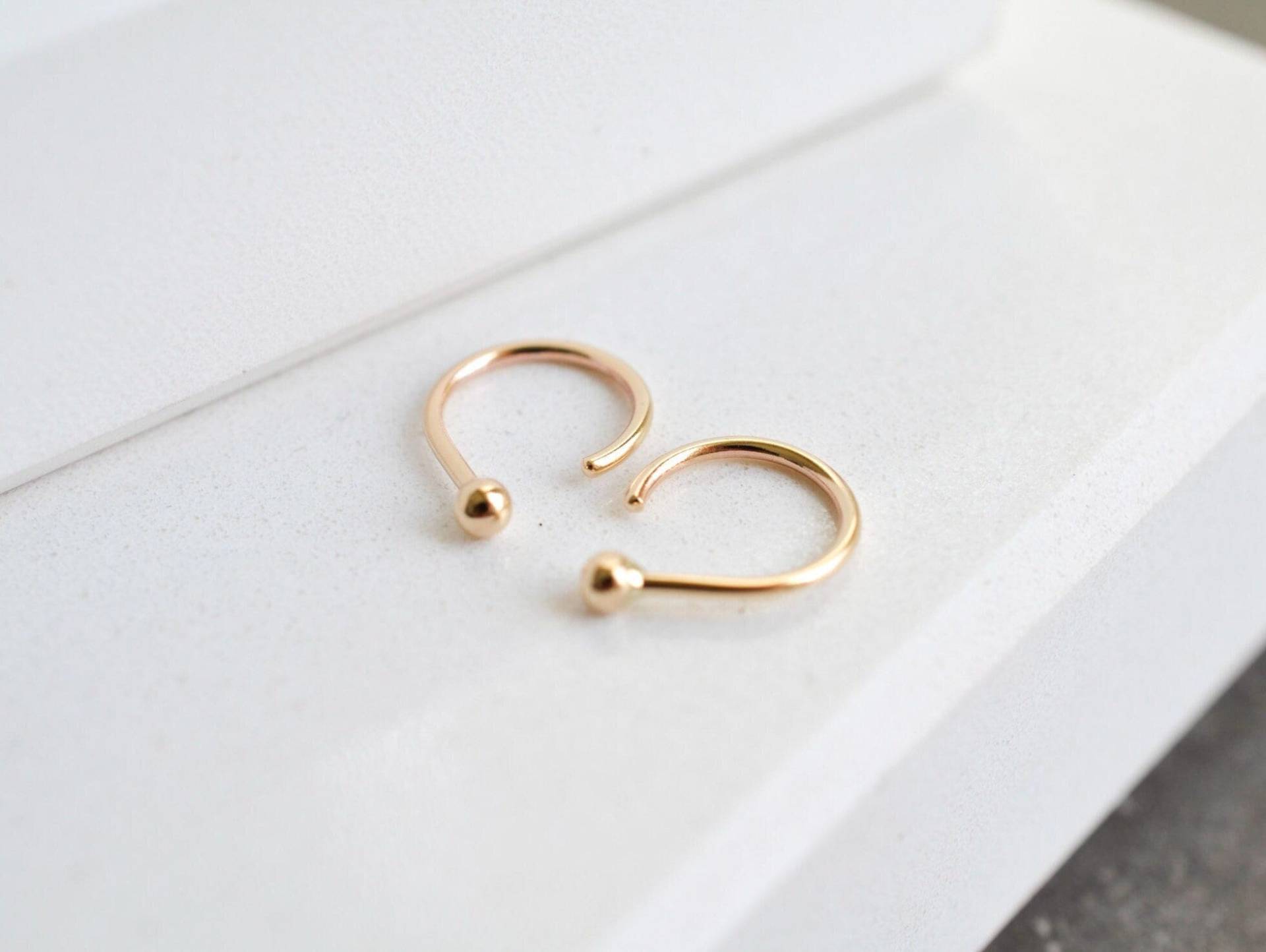 14K Gelbgold Creolen Im Rückenfreien Huggie Stil 14K Gelbgold Creolen Im Rückenfreien Huggie Stil von melaniefavreau