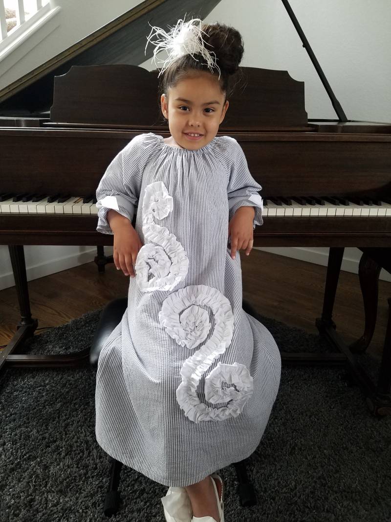 Mädchen Kleid Mit Schönem Design von melanieleyba1012