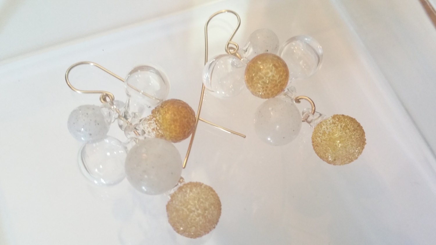 Gold, Weiß, Klare Kleine Blase Ohrringe Gold, Weiß, Klare Kleine Blase Ohrringe von melissaschmidt