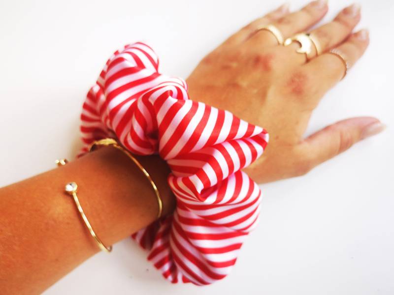 Handgemachte Vintage-stil Große Weiß & Rot Gestreifte Haare Scrunchy von mellinaVINTAGE