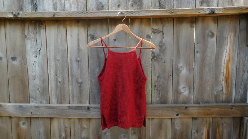 Stricktop // Handgefertigt Sommertop Gestrickt Rot Tank Top Strickshirt Spaghetti Träger von melodykcrochet