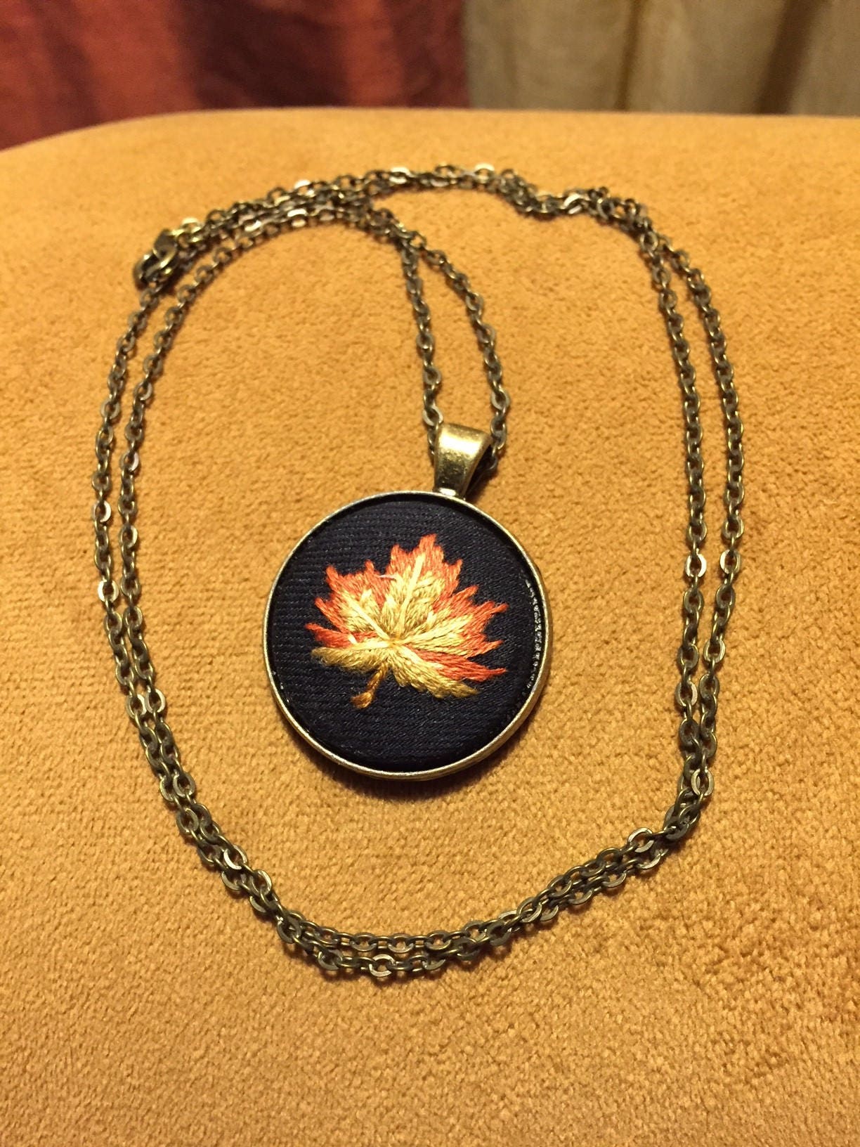 Herbst Blatt Halskette Stickerei Herbst Blatt Halskette Stickerei von mementosofthejourney
