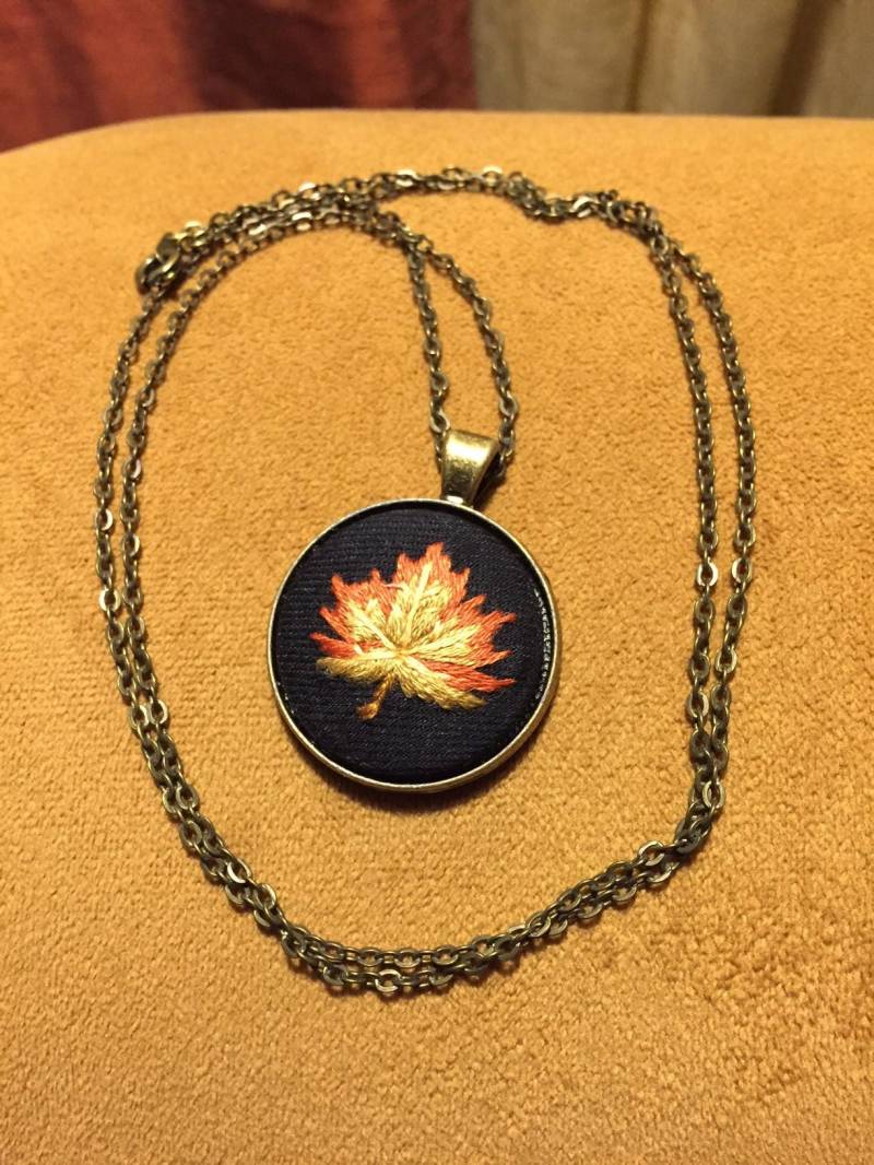 Herbst Blatt Halskette Stickerei Herbst Blatt Halskette Stickerei von mementosofthejourney