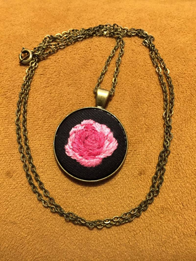 Rosa Rose Bestickt Kette Metall-Basis von mementosofthejourney