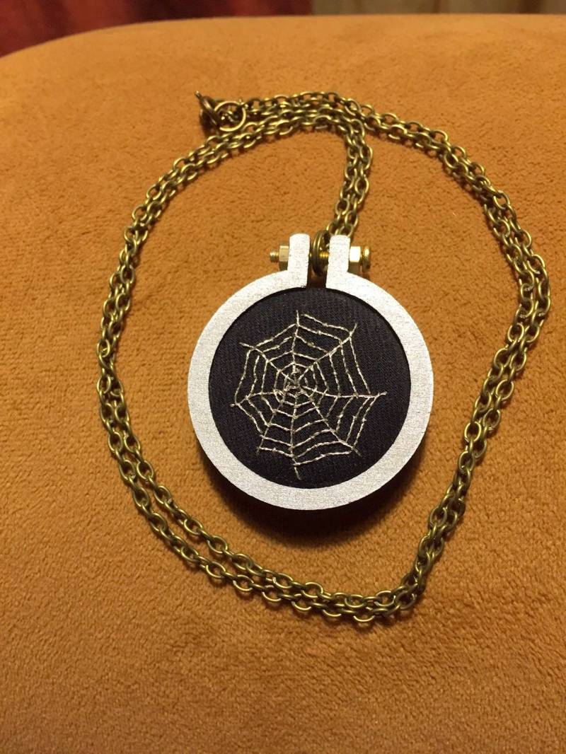 Silber Bestickt Cobweb Halskette Holz Mini Hoop Silber Bestickt Cobweb Halskette Holz Mini Hoop von mementosofthejourney