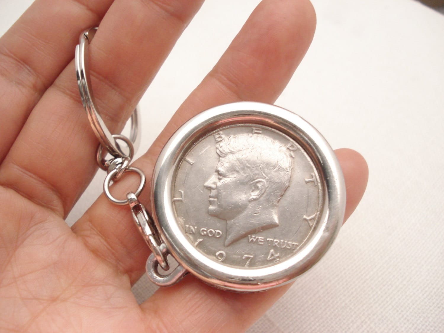 Personalisierter Schlüsselanhänger Mit Halber Dollar Gravur Geschenk Für Beste Freundinnen, Schwestern, Geburtstag Und Besonderen Anlass Personalisierter Schlüsselanhänger Mit Halber Dollar Gravur Geschenk Für Beste Freundinnen, Schwestern, Geburtstag Und Besonderen Anlass von memogifts
