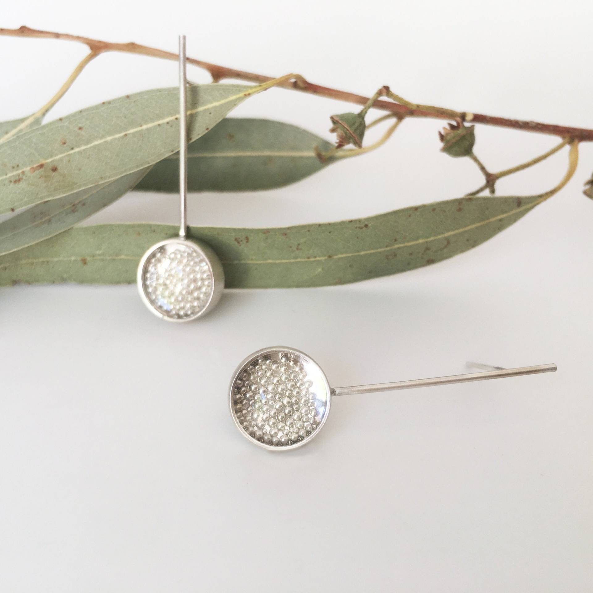 Pendientes Minimalist En Plata Y Esfera De Metacrilato Con Bolitas Pendientes Minimalist En Plata Y Esfera De Metacrilato Con Bolitas von menemu