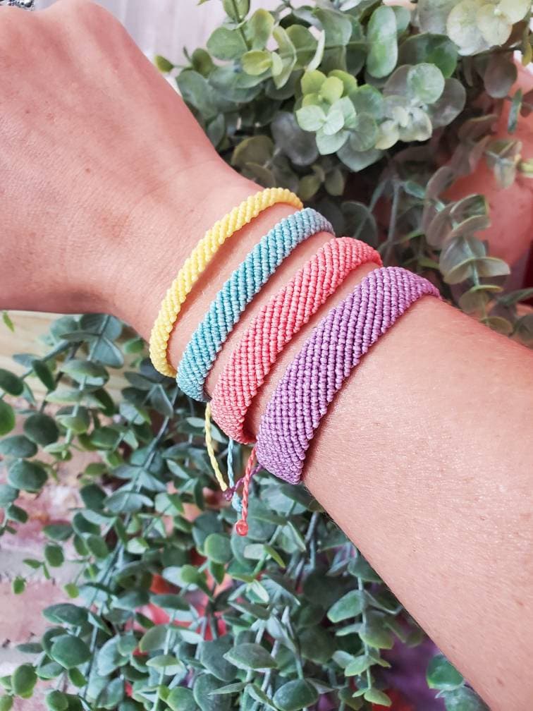Geflochtenes Makramee Freundschaftsarmband Verstellbare Wachskordel, Beach Surf Style Geflochtenes Makramee Freundschaftsarmband Verstellbare Wachskordel, Beach Surf Style von merakishopbyiz