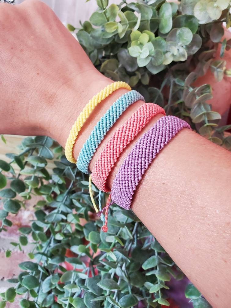 Geflochtenes Makramee Freundschaftsarmband Verstellbare Wachskordel, Beach Surf Style Geflochtenes Makramee Freundschaftsarmband Verstellbare Wachskordel, Beach Surf Style von merakishopbyiz