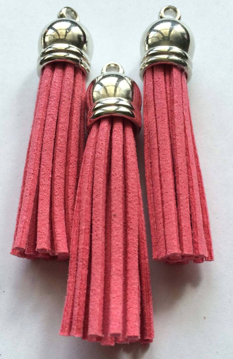 Altrosa Wildleder-Pompom-Anhänger An Metallspitze Mit Ring Altrosa Wildleder-Pompom-Anhänger An Metallspitze Mit Ring von merceriebroderie