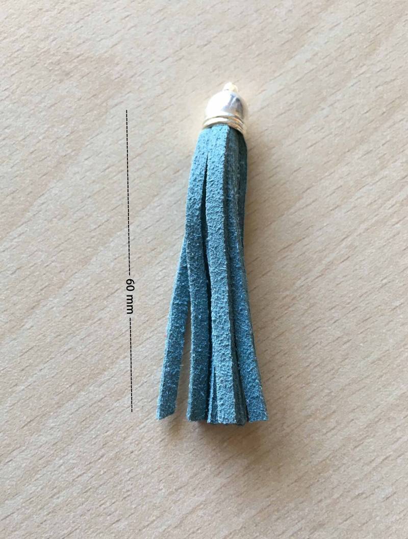 Blaugrauer Wildleder-Pompom-Anhänger An Metallspitze Mit Ring Blaugrauer Wildleder-Pompom-Anhänger An Metallspitze Mit Ring von merceriebroderie