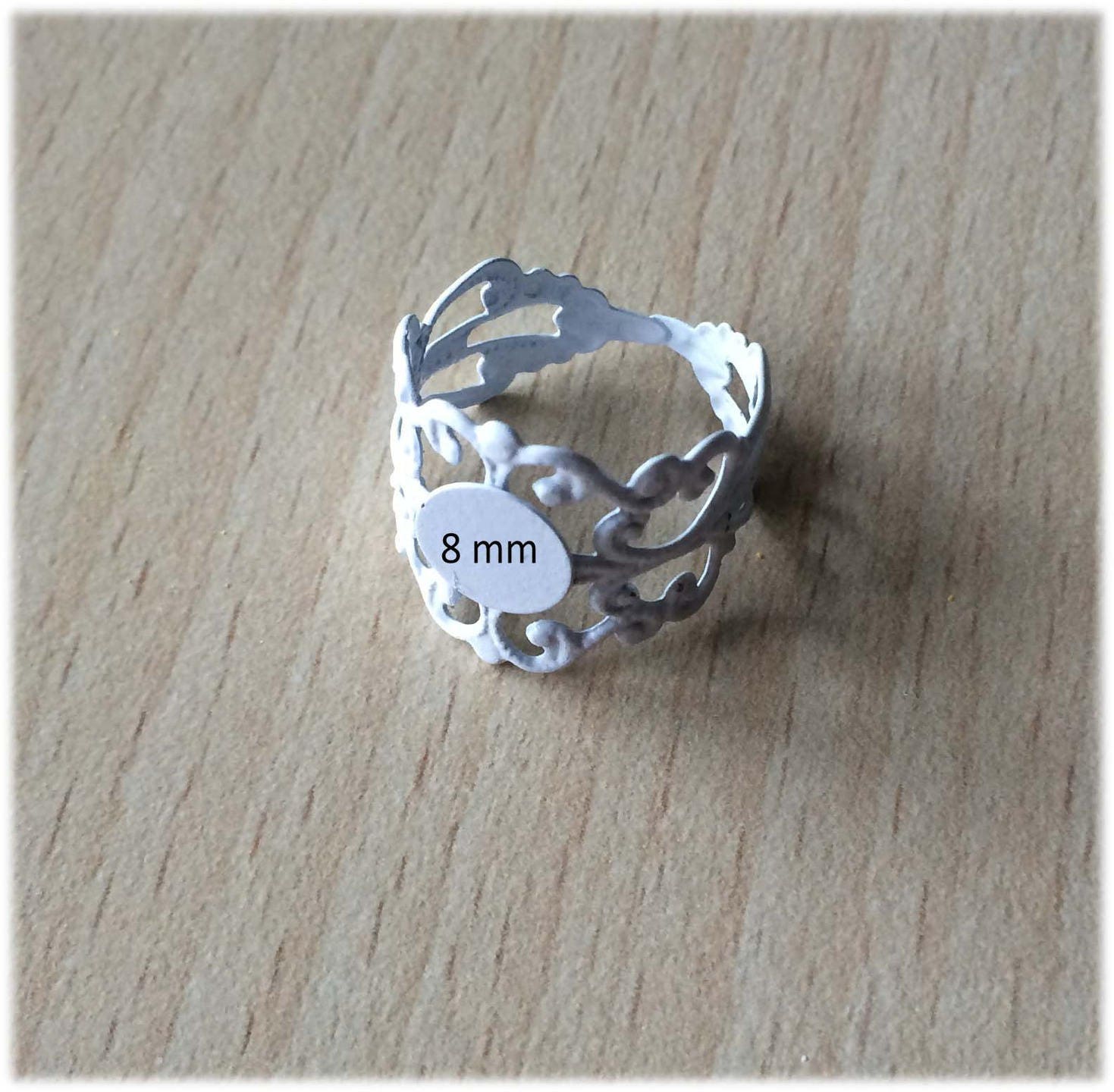 Kleiner Filigraner Ringhalter, Anpassbar An Die Größe Des Fingers Kleiner Filigraner Ringhalter, Anpassbar An Die Größe Des Fingers von merceriebroderie