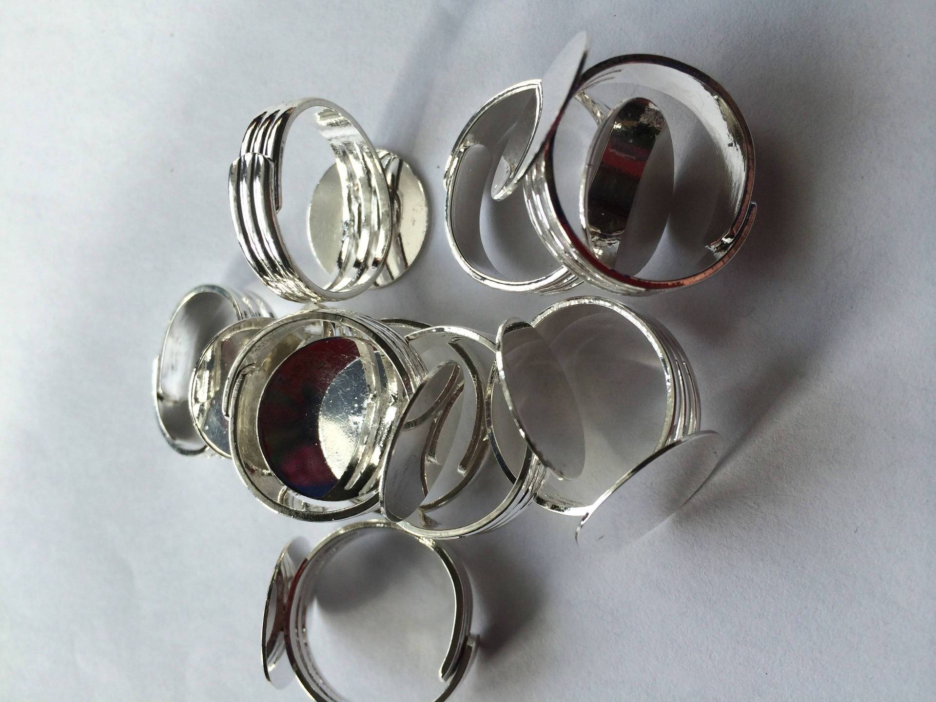 Kleiner Ringhalter, Anpassbar An Die Größe Des Fingers Kleiner Ringhalter, Anpassbar An Die Größe Des Fingers von merceriebroderie
