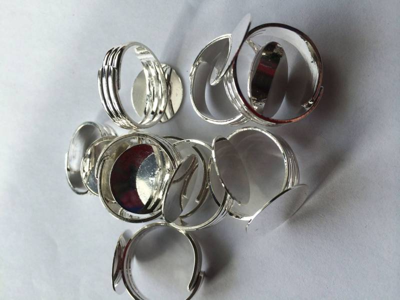 Kleiner Ringhalter, Anpassbar An Die Größe Des Fingers Kleiner Ringhalter, Anpassbar An Die Größe Des Fingers von merceriebroderie