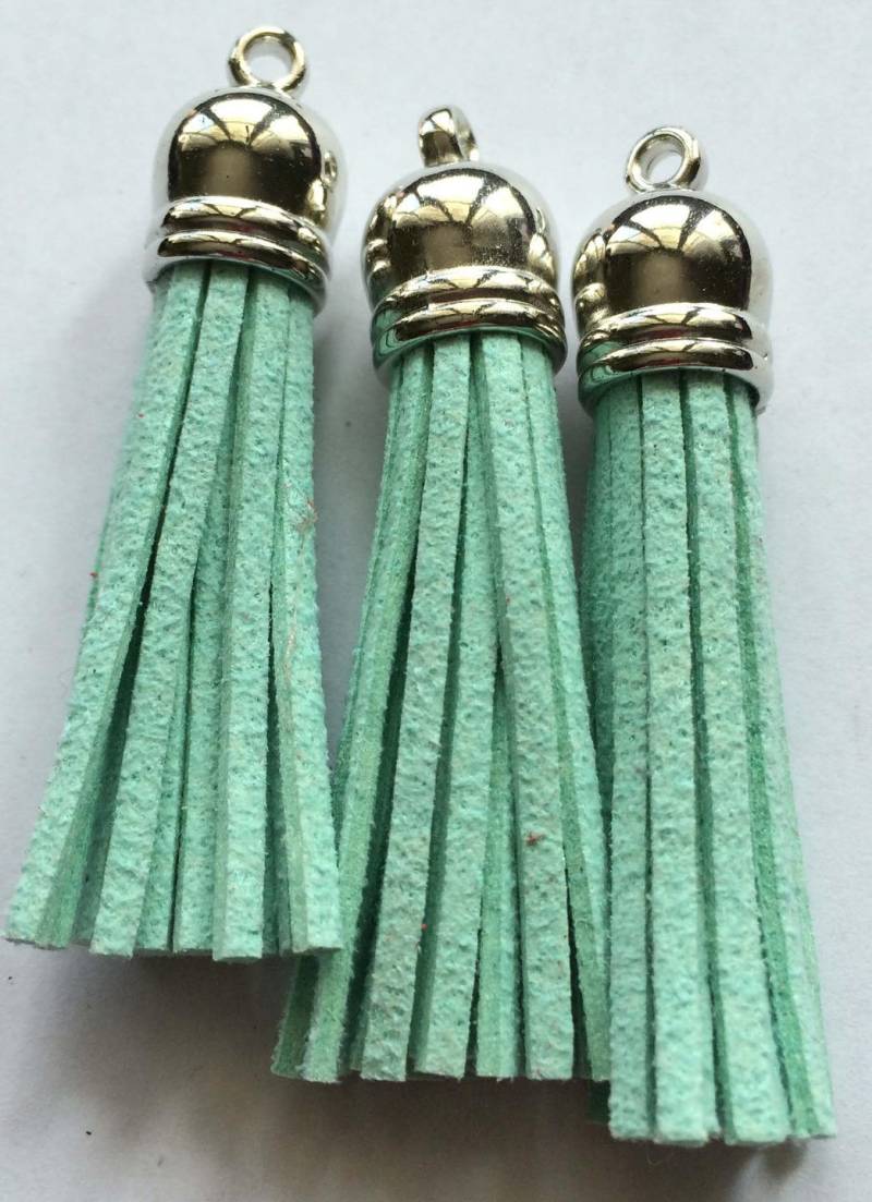 Mintgrüner Wildleder-Pompom-Anhänger An Metallspitze Mit Ring Mintgrüner Wildleder-Pompom-Anhänger An Metallspitze Mit Ring von merceriebroderie