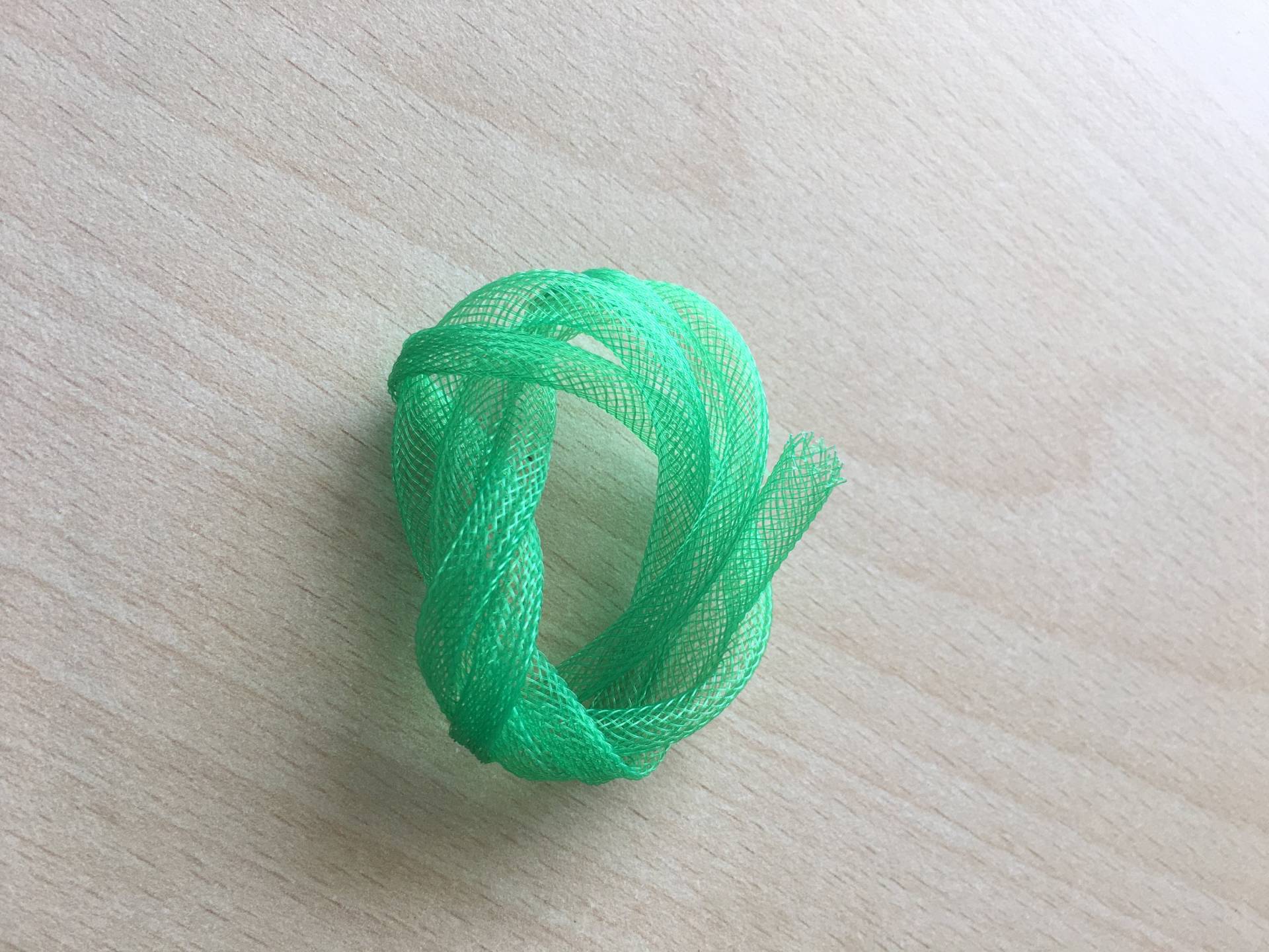 Röhrenförmiges Netzband, 6 Mm, Grüne Farbe Röhrenförmiges Netzband, 6 Mm, Grüne Farbe von merceriebroderie