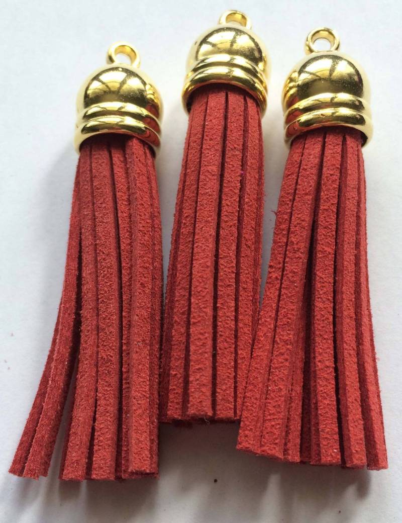 Rotbrauner Wildleder-Pompom-Anhänger An Metallspitze Mit Ring Rotbrauner Wildleder-Pompom-Anhänger An Metallspitze Mit Ring von merceriebroderie