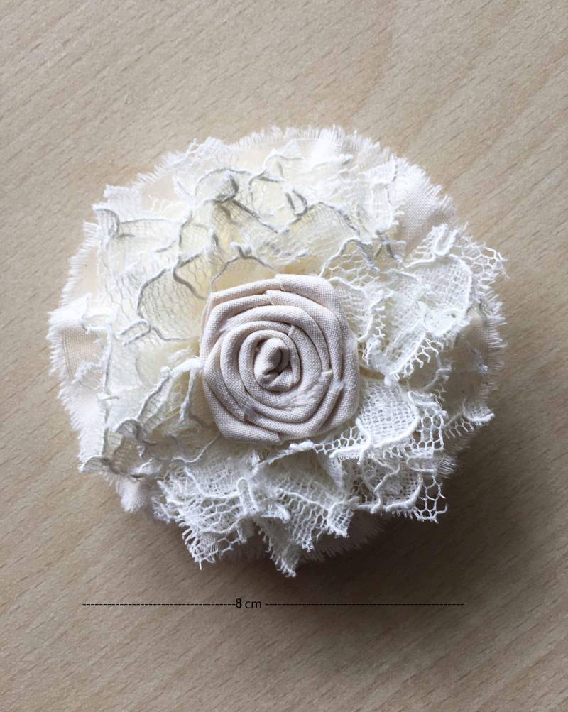 Spitzenbrosche Und Ecrufarbene Mittelrose Spitzenbrosche Und Ecrufarbene Mittelrose von merceriebroderie