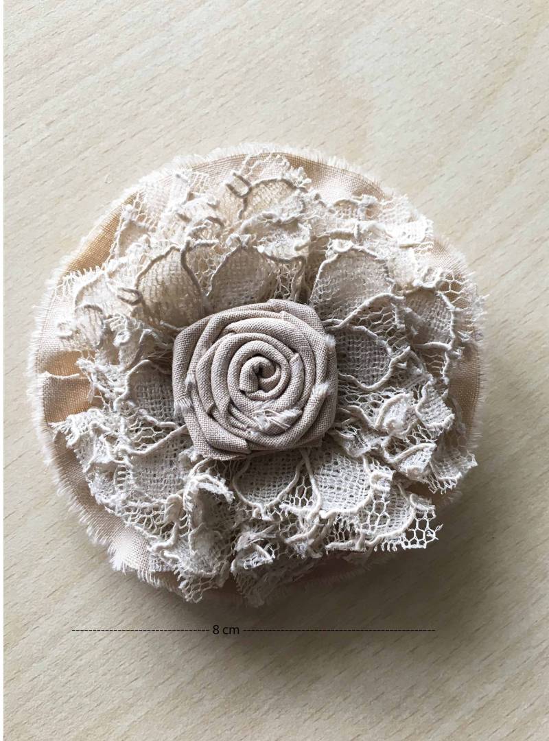 Spitzenbrosche Und Karamellfarbene Zentrale Rose Spitzenbrosche Und Karamellfarbene Zentrale Rose von merceriebroderie