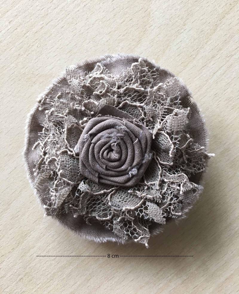 Spitzenbrosche Und Schokoladenfarbene Zentrale Rose Spitzenbrosche Und Schokoladenfarbene Zentrale Rose von merceriebroderie
