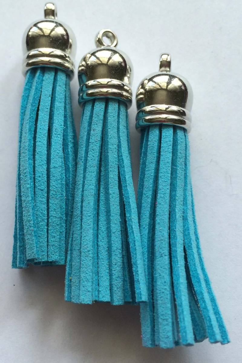 Türkiser Wildleder-Pompom-Anhänger An Metallspitze Mit Ring von merceriebroderie