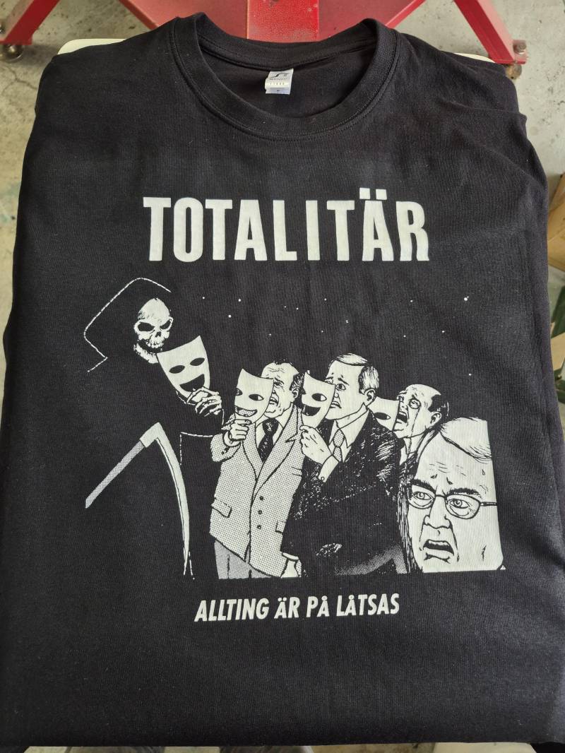 Totalitär - Allting Är På Låtsas, Total, Knuddeln, Punk, T-Shirt, Merch, Metal, Eingerostet Totalitär - Allting Är På Låtsas, Total, Knuddeln, Punk, T-Shirt, Merch, Metal, Eingerostet von merchforpunks