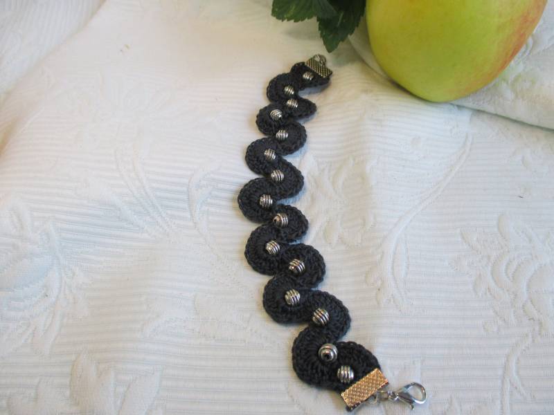 Gehäkeltes Armband in Dunkelgrau Mit Perlen von merkARTig