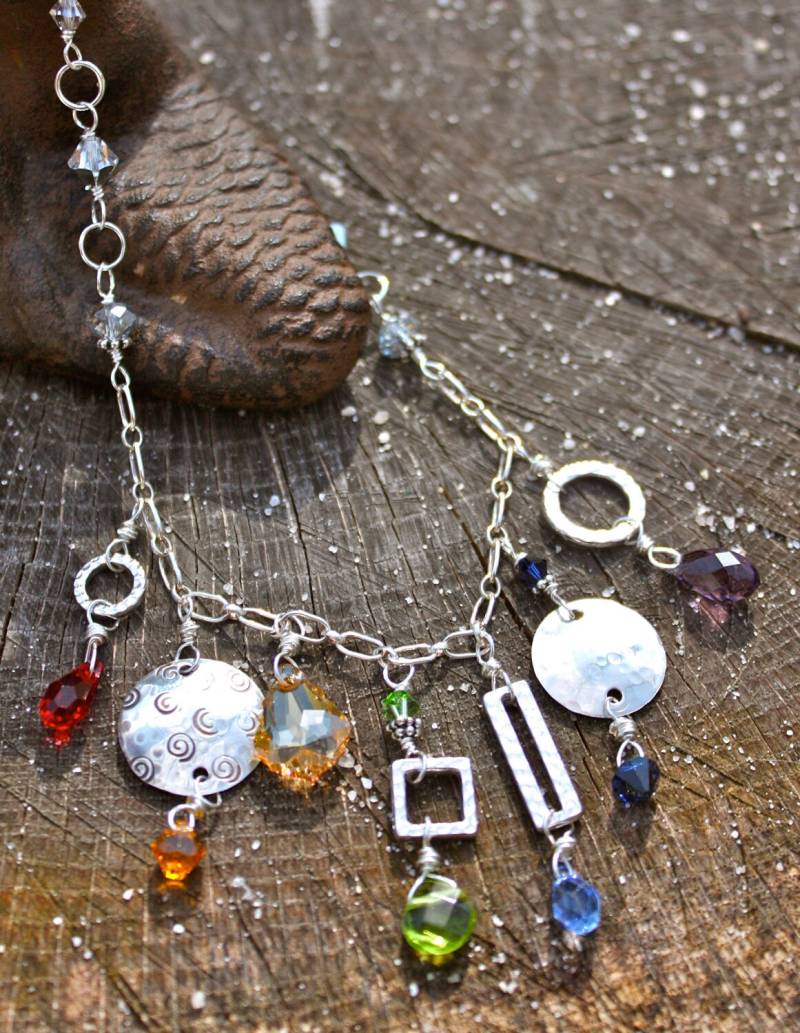Chakra Balance Halskette - Bib Style Swarovski Kristalle & Handgestempeltes Sterling Silber Yoga Schmuck Energy Meerjungfrau Chakra Balance Halskette - Bib Style Swarovski Kristalle & Handgestempeltes Sterling Silber Yoga Schmuck Energy Meerjungfrau von mermaidtears