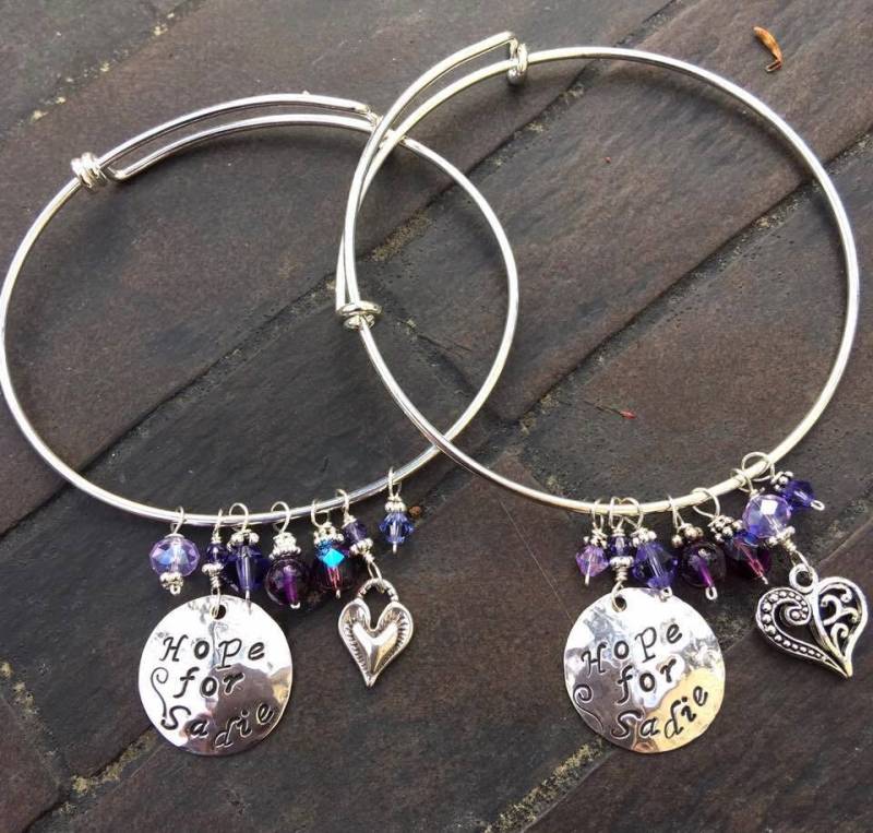 Die Hoffnung Auf Sadie Armreif ~ Hand-Stamped Disc Herz Charm & Lila Für Sma Bewusstsein Hand Gestempelt Sterling Silber Scheibe Die Hoffnung Auf Sadie Armreif ~ Hand-Stamped Disc Herz Charm & Lila Für Sma Bewusstsein Hand Gestempelt Sterling Silber Scheibe von mermaidtears