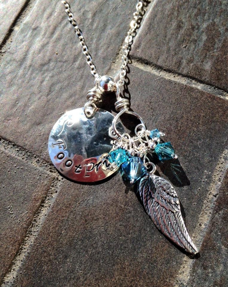 Fußabdrücke Handgestempelte Erinnerungshalskette - Bettelkette Boho Strandstil Kann Mit Namen Oder Wörtern Personalisiert Werden Fußabdrücke Handgestempelte Erinnerungshalskette - Bettelkette Boho Strandstil Kann Mit Namen Oder Wörtern Personalisiert Werden von mermaidtears