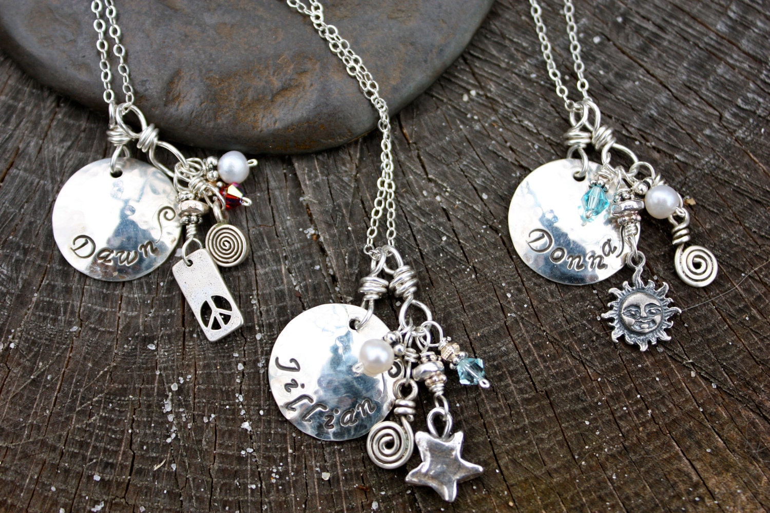 Handgestempelte Sterling Silber Namens- Oder Mama-Halskette - Personalisiert Handgefertigtes Unikat Geburtssteine Anhänger Handgestempelte Sterling Silber Namens- Oder Mama-Halskette - Personalisiert Handgefertigtes Unikat Geburtssteine Anhänger von mermaidtears
