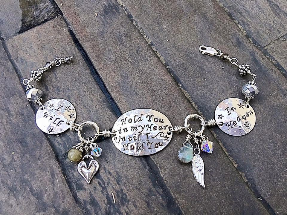 Handgestempeltes Sterling Silber Armband Mit Engelsflügel Und Geburtsstein Handgestempeltes Sterling Silber Armband Mit Engelsflügel Und Geburtsstein von mermaidtears