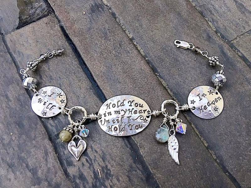 Handgestempeltes Sterling Silber Armband Mit Engelsflügel Und Geburtsstein Handgestempeltes Sterling Silber Armband Mit Engelsflügel Und Geburtsstein von mermaidtears