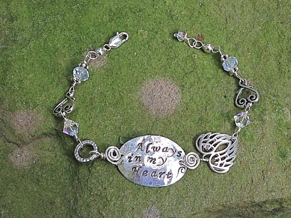 Immer in Meinem Herzen Gedenk Sterling Silber Hand Gestempelt Scheiben, Engel Flügel Herz, Spiralen, Geburtssteine, Swarovski Kristalle Immer in Meinem Herzen Gedenk Sterling Silber Hand Gestempelt Scheiben, Engel Flügel Herz, Spiralen, Geburtssteine, Swarovski Kristalle von mermaidtears