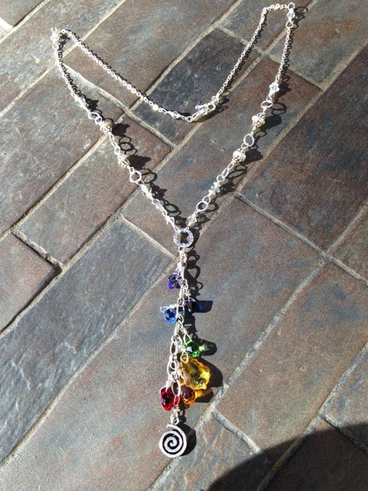 Kristall Chakra Quaste Halskette - Sterling Silber Wire Wrap Boho Style Yoga Schmuck Balance Energie Spiral Anhänger Regenbogen Farben Kristall Chakra Quaste Halskette - Sterling Silber Wire Wrap Boho Style Yoga Schmuck Balance Energie Spiral Anhänger Regenbogen Farben von mermaidtears