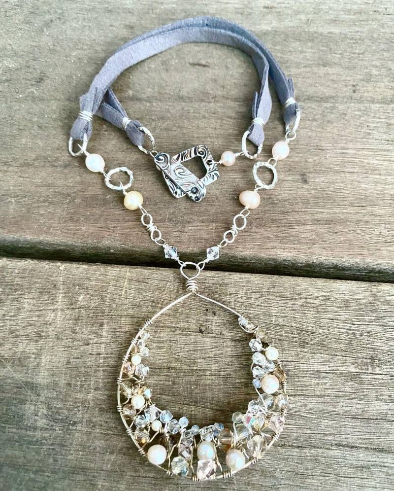 Leder & Spitze Handgehäkelter Anhänger Wildleder Halskette Mit Handgeknüpften Sterlingsilber, Süßwasserperlen. Meerjungfrau Tränen Schmuck Leder & Spitze Handgehäkelter Anhänger Wildleder Halskette Mit Handgeknüpften Sterlingsilber, Süßwasserperlen. Meerjungfrau Tränen Schmuck von mermaidtears
