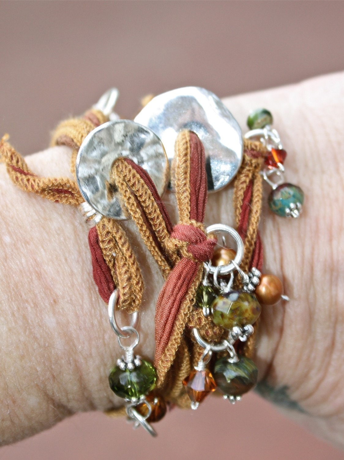 Rustikale Irdenen Regenbogen Perlen Seide Wrist Wrap - Manschette Armband Oder Halskette Rustikale Irdenen Regenbogen Perlen Seide Wrist Wrap - Manschette Armband Oder Halskette von mermaidtears